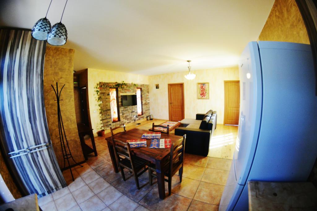 Family Mini-Hotel Martirosyan'S And Tours Yerevan Exterior photo