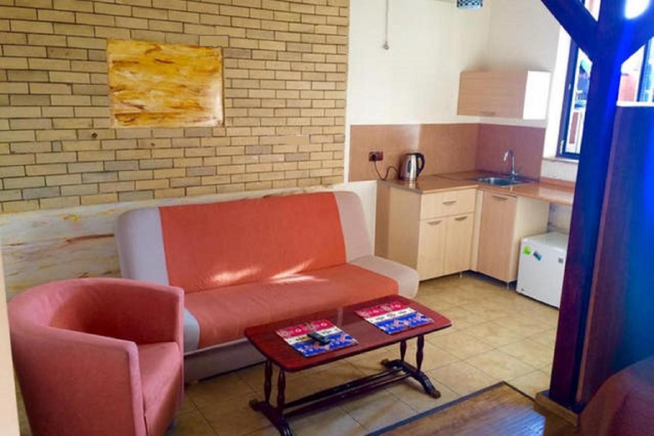 Family Mini-Hotel Martirosyan'S And Tours Yerevan Room photo